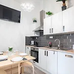 아파트 Extreme - New - Lively Neighbourhood